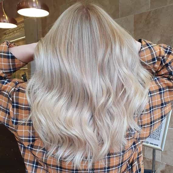 https://uk.wella.professionalstore.com/_next/image?q=50&url=https%3A%2F%2Fimages.ctfassets.net%2F045r8o938mua%2FCuBH1aj0lRODo2Smb9qLF%2F54cbefb32dc305ccac56461c9b81bc2c%2Fwellaproblogbeigeblondehairimage5.jpg&w=1280